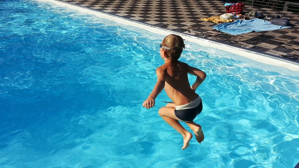 Cinco consejos para prevenir accidentes en la piscina con los más pequeños