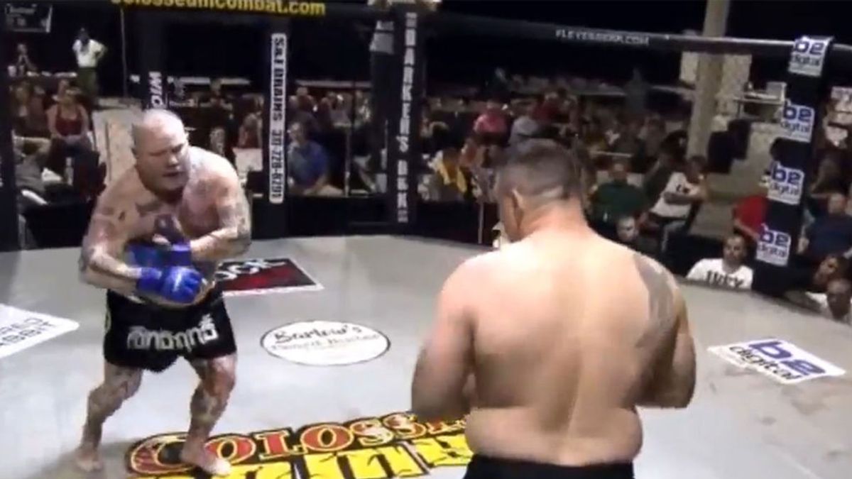 Luchador de la MMA finge un dolor en el pecho para atacar sin piedad a su contrincante y luego se arrepiente