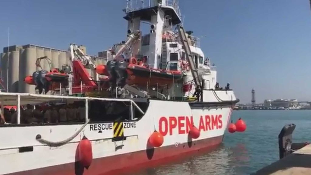El buque Open Arms atraca en el Puerto de Barcelona