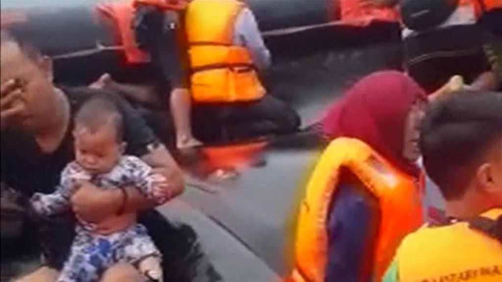 El dramático naufragio de un ferry en Indonesia deja una treintena de muertos