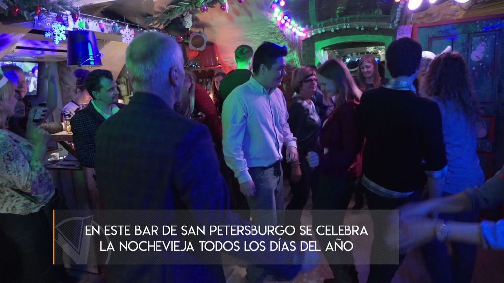 Un bar de San Petersburgo celebra la Nochevieja todos los días del año