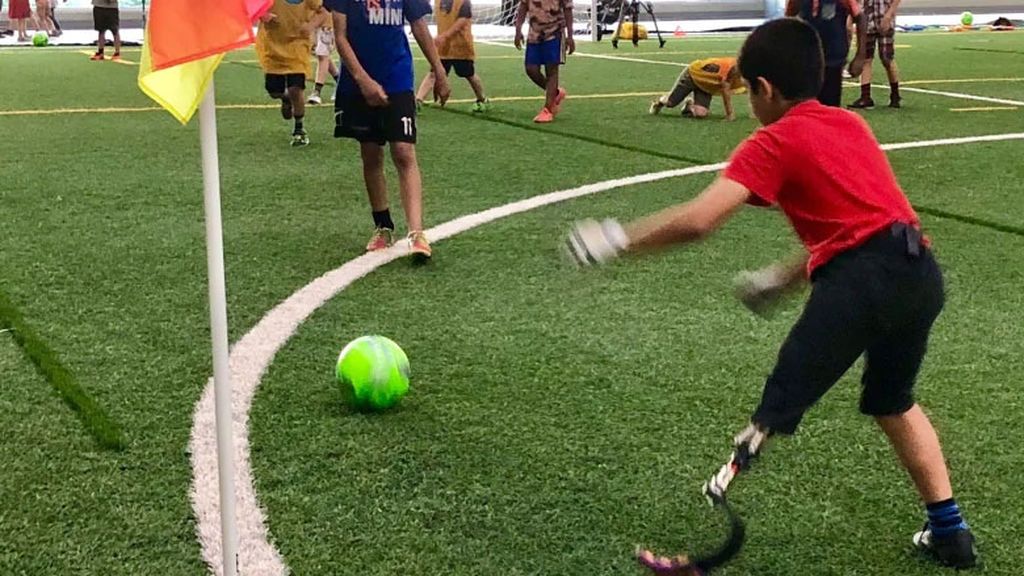 Con cinco años perdió una pierna durante un bombardeo en Siria, ahora es portero de fútbol en Canadá