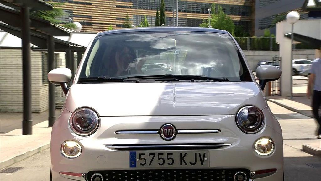 ¡Por primera vez vemos conduciendo a Belén Esteban!: Llega en coche al estreno de su sección