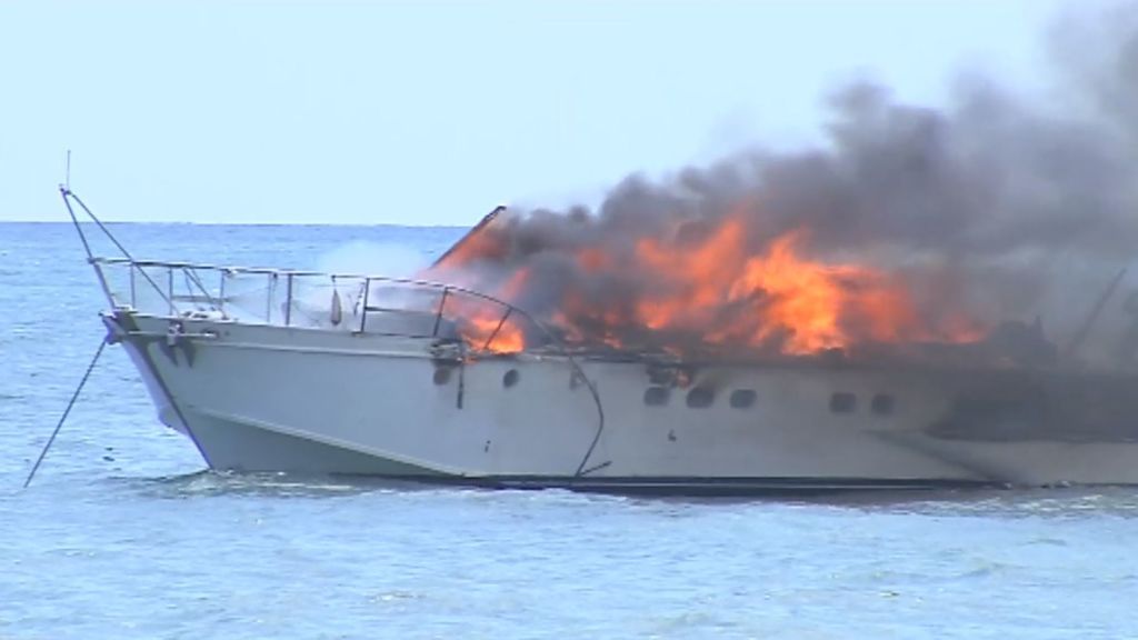 Un yate se incendia en la costa de Castellón y dos jubilados rozan la tragedia