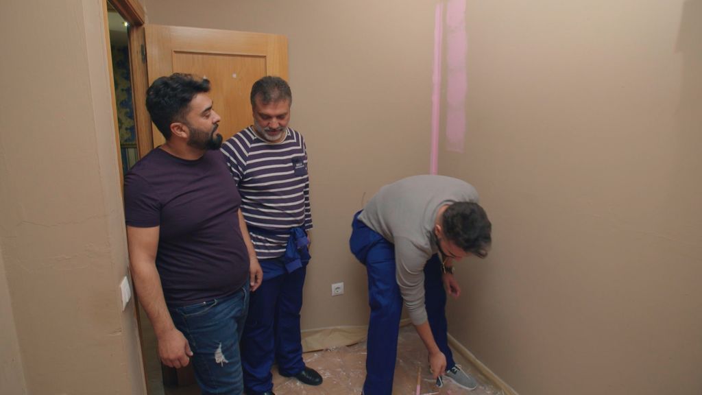 Los hombres de la familia Jiménez decoran la habitación del bebé de la Rebe en el segundo programa de 'El embarazo de la Rebe'.