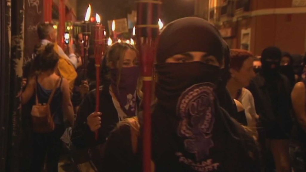 Las mujeres pamplonicas reivindican sus derechos y libertades poco antes del chupinazo