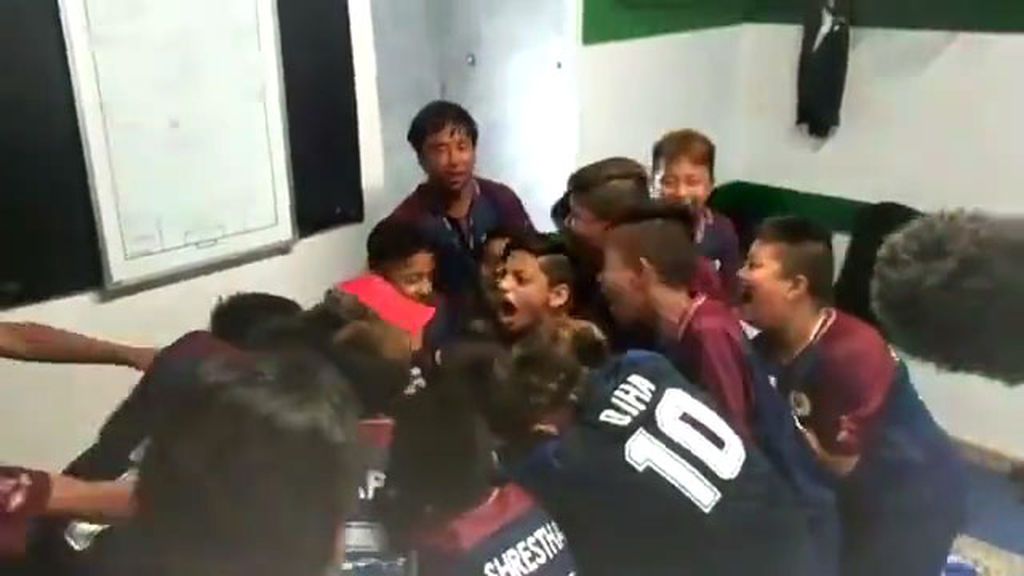 La épica celebración del único gol de un equipo de niños de 13 años que sobrevivió al terremoto de Nepal en la Donosti Cup