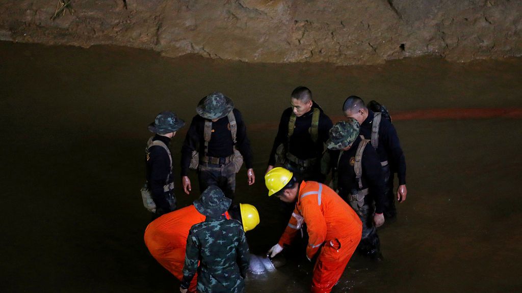 ¿Cómo sacar a los 12 niños atrapados en una cueva inundada de Tailandia? Buceando, la opción más peligrosa