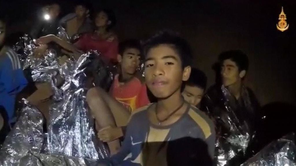La vida de los doce niños y su entrenador en el interior de la cueva de Tailandia