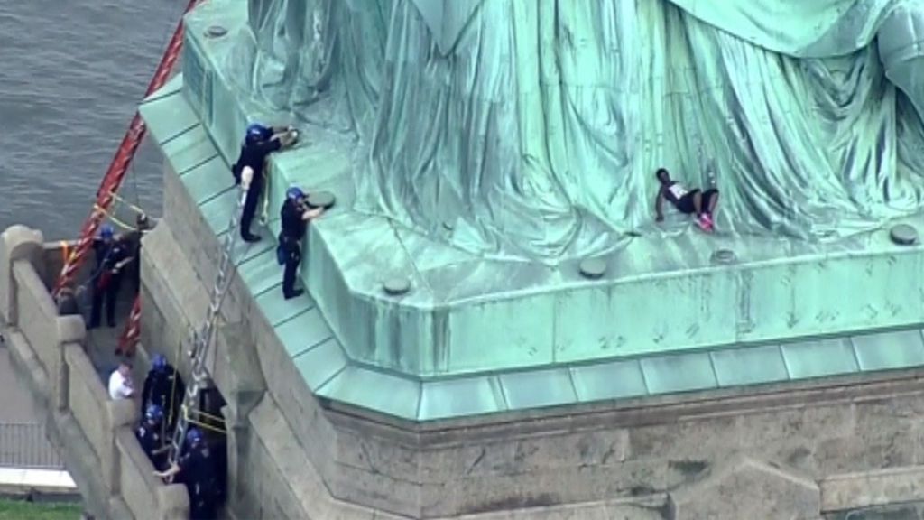 'Álzate y resiste': se encarama a la Estatua de la Libertad contra la política migratoria de Trump