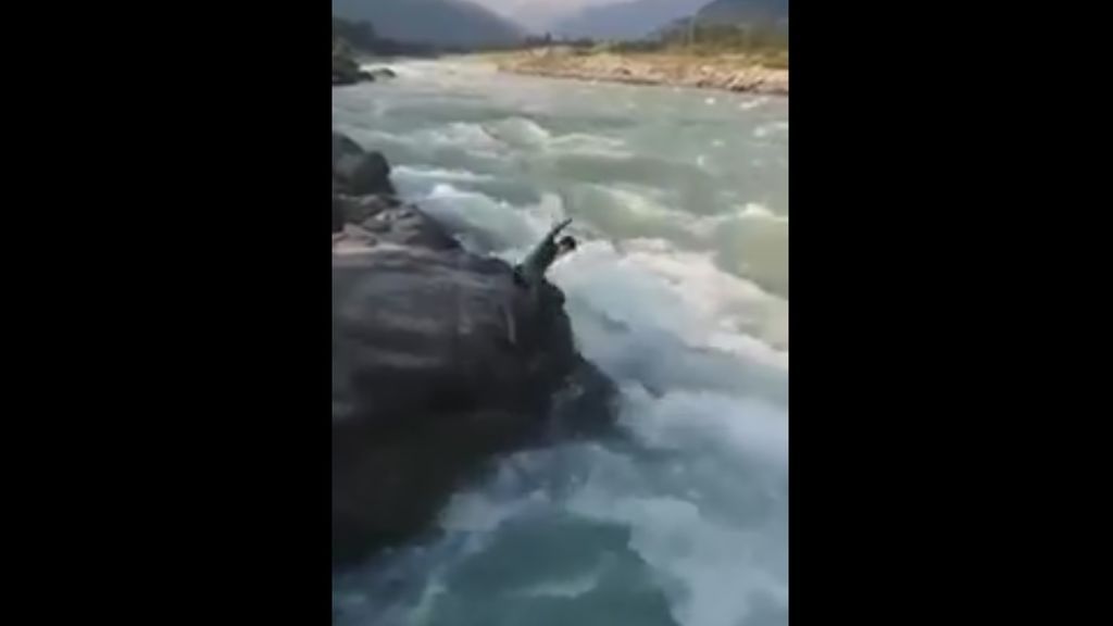 Un joven de 19 años muere al caer a un río cuando intentaba sacarse un selfi