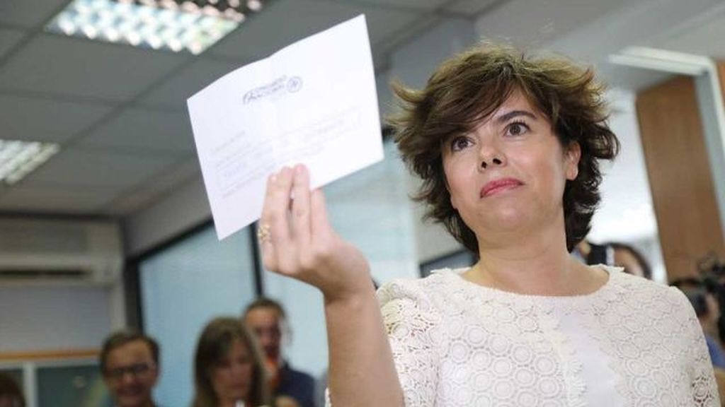 Soraya Sáenz de Santamaría, votando