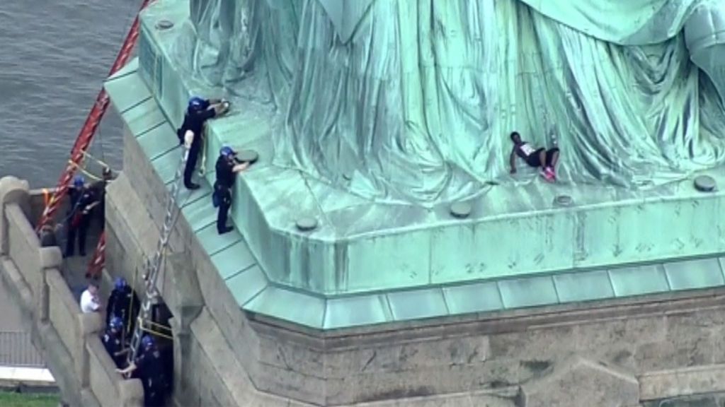 Se encarama a la Estatua de la Libertad como protesta por la política migratoria de Trump