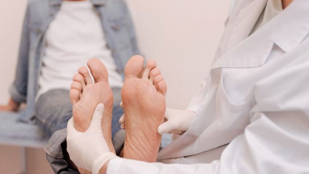 chiropodist-looking-at-mans-feet-copy-680x500