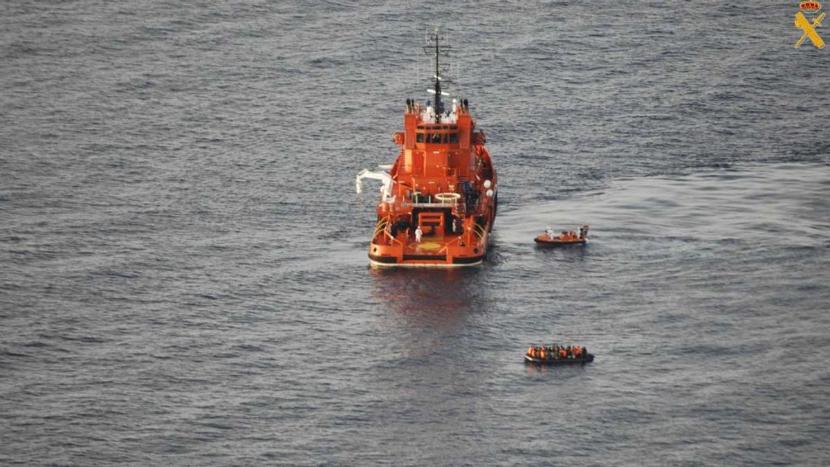 Rescatadas 167 personas de tres pateras en aguas de Almería