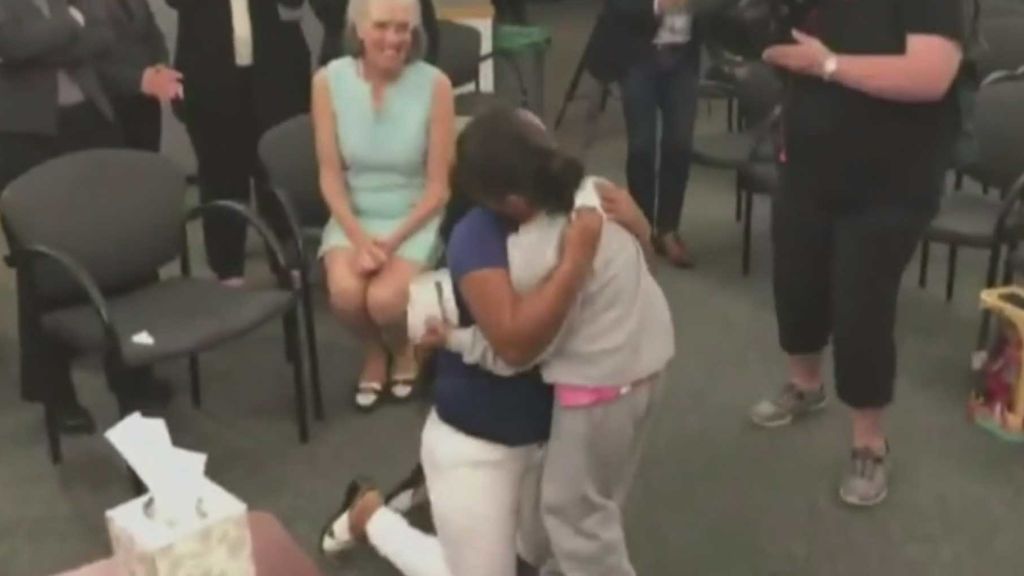 La emoción de una madre al reencontrarse con su hija de la que fue separada en la frontera de EEUU