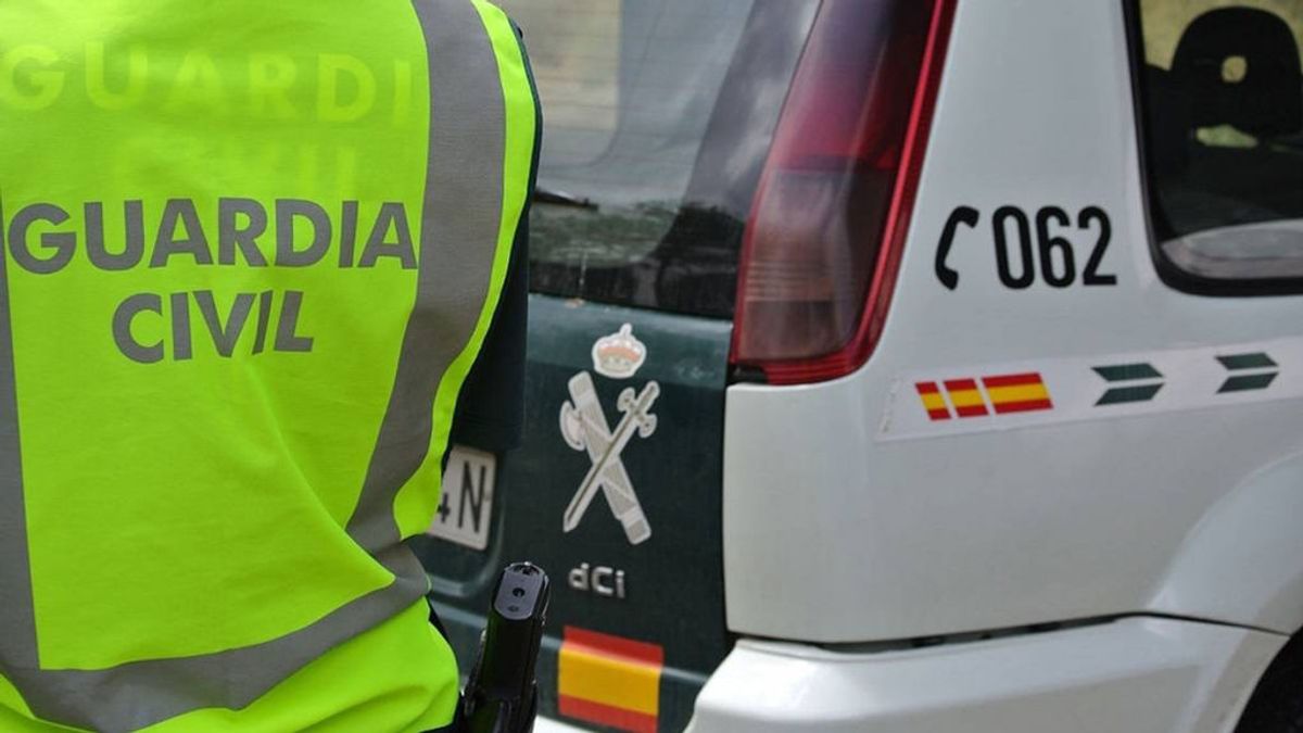 Detienen a un hombre en el aeropuerto de Málaga cuando intentaba llevarse a sus hijos menores a Irlanda Detienen a un hombre en el aeropuerto de Málaga cuando intentaba llevarse a sus hijos menores a Irlanda