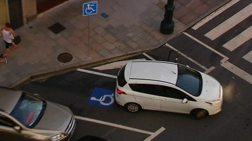 Multas simbólicas a quienes ocupan los aparcamientos para personas con discapacidad
