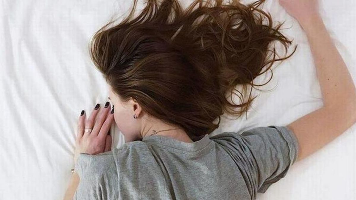 Los peligros de irte a la cama con el pelo mojado