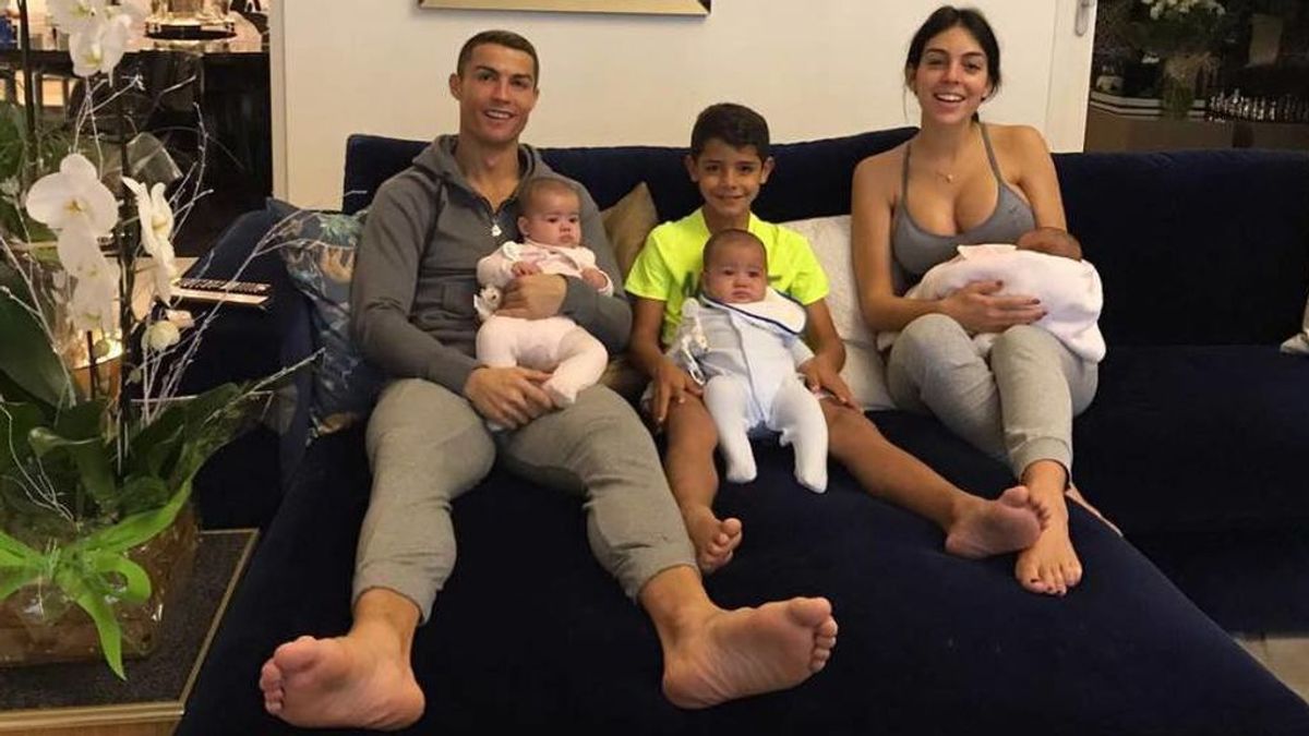 Cristiano Ronaldo, junto a su actual pareja, Georgina Rodríguez, y sus cuatro hijos.