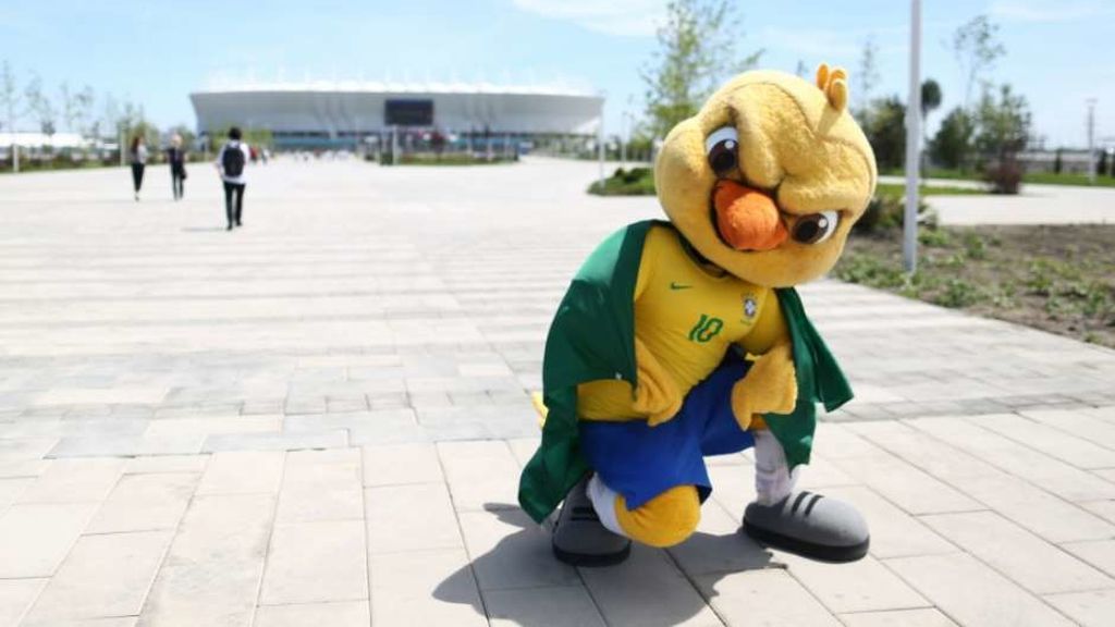 Canarinho Pistola, la mascota de Brasil, se burla de Cristiano Ronaldo y de Messi