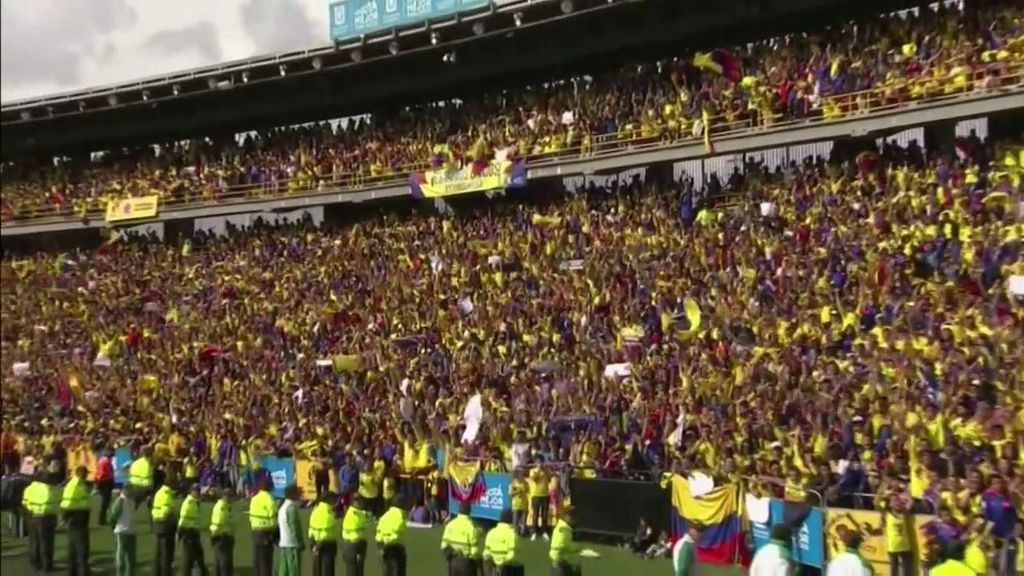 Baño de multitudes para la selección de Colombia a su llegada a casa