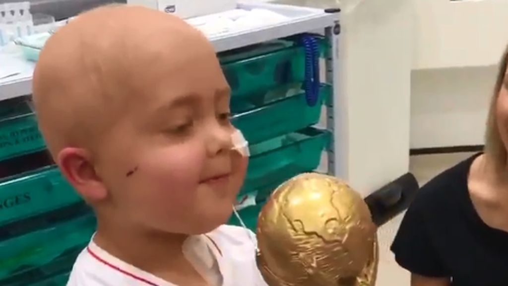 La felicidad de un niño inglés enfermo de cáncer al recibir una réplica del trofeo del Mundial