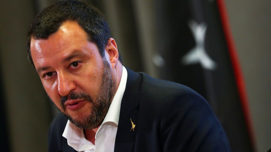Salvini quiere que los inmigrantes lleguen a Italia solo en avión "preferiblemente en primera"