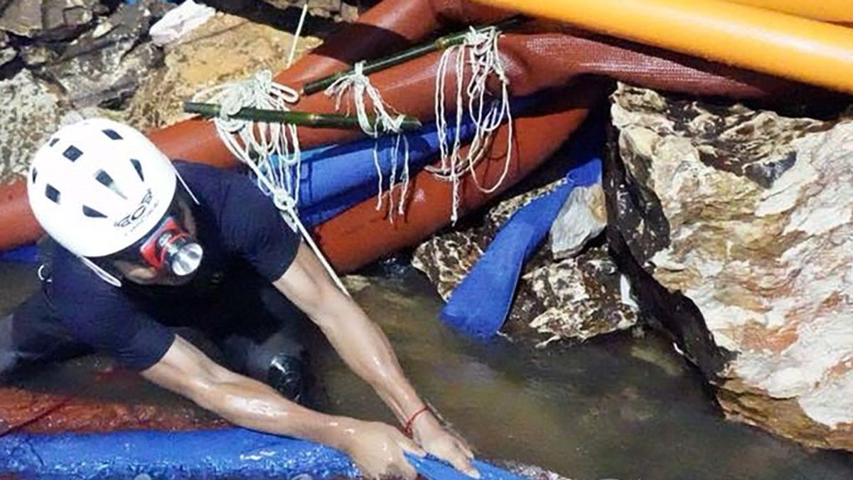 Muere un buzo tras dejar suministros a los niños atrapados en la cueva de Tailandia