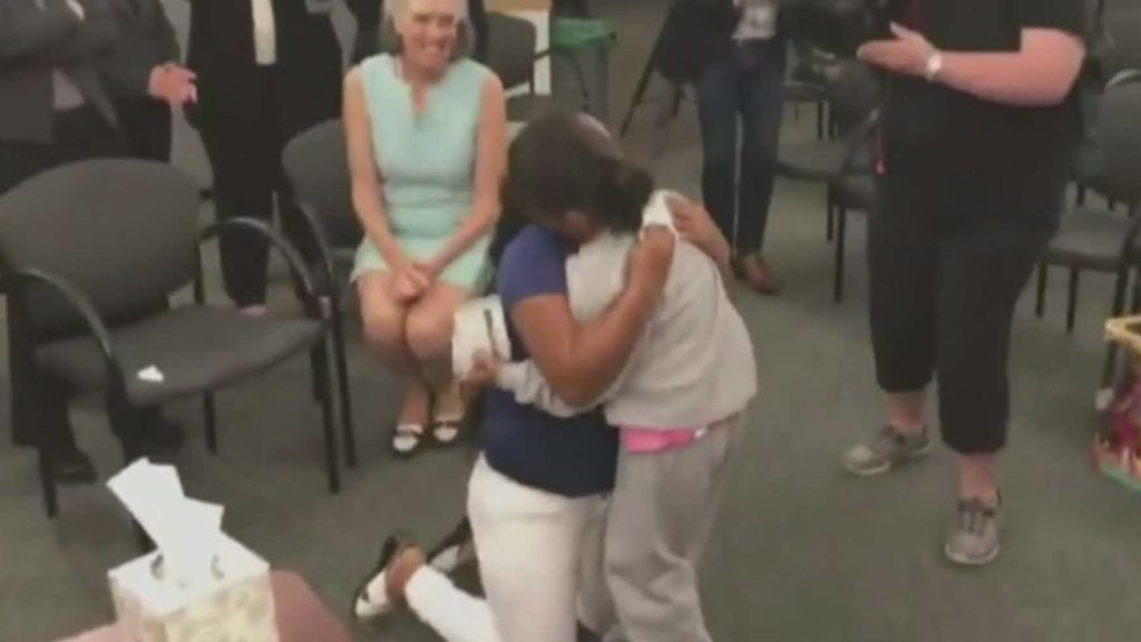 La emoción de una madre al reunirse con su hija de la que fue separada en la frontera con EEUU