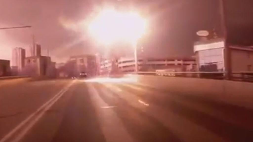 Un rayo cae sobre un tendido eléctrico sobre una carretera en Ekaterimburgo Un rayo cae sobre un tendido eléctrico sobre una carretera en Ekaterimburgo
