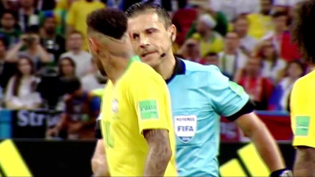 La bronca del árbitro a Neymar por simular una caída dentro del área ante Bélgica