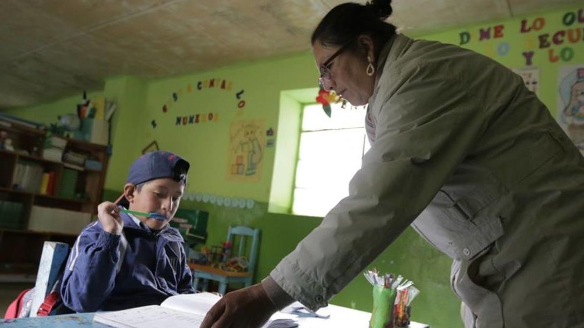 El increíble viaje que hace una profesora a diario para dar clase a su único alumno en Lima