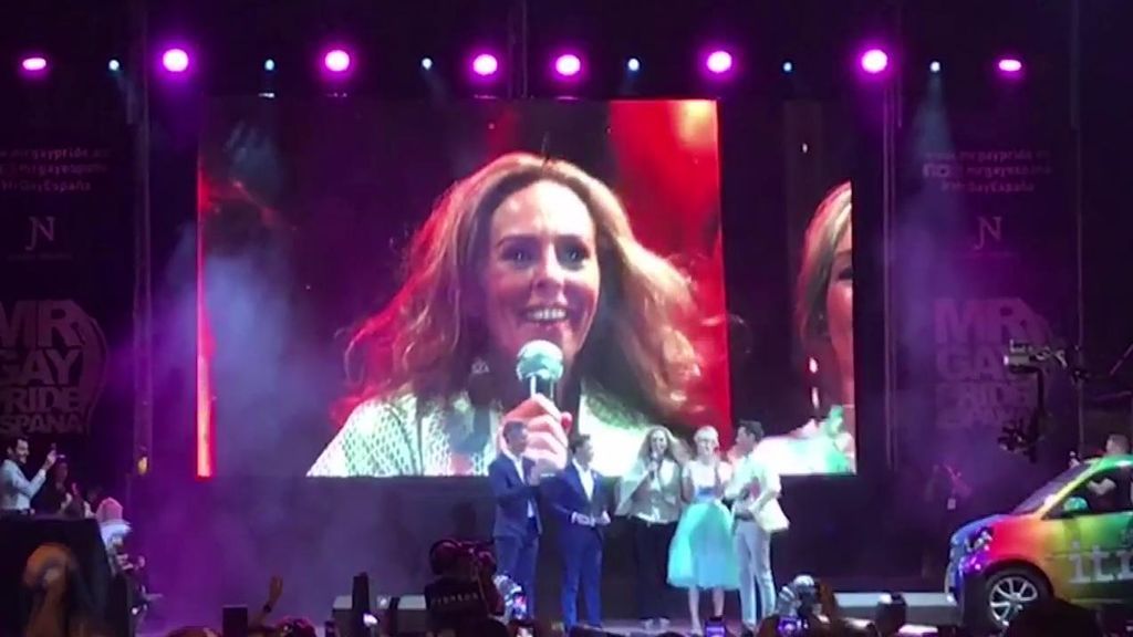 Rocío Carrasco rompe a llorar tras el homenaje a su madre en las fiestas LGTB