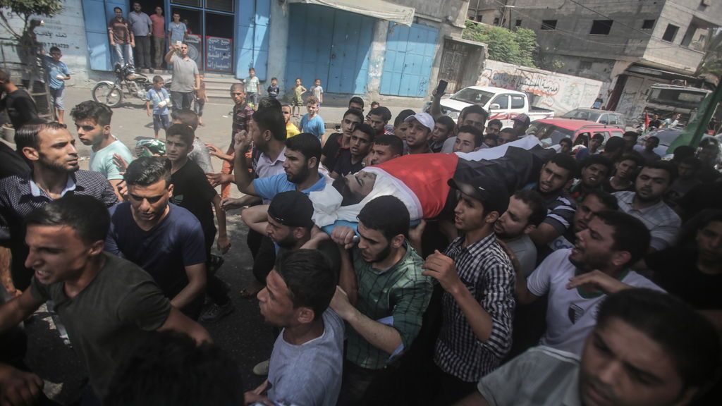 Miles de palestinos salen a la calle para protestar por el asesinato de un joven en Gaza