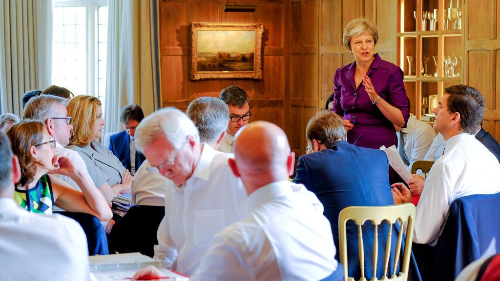 Theresa May se impone a los más euroescépticos de su Ejecutivo