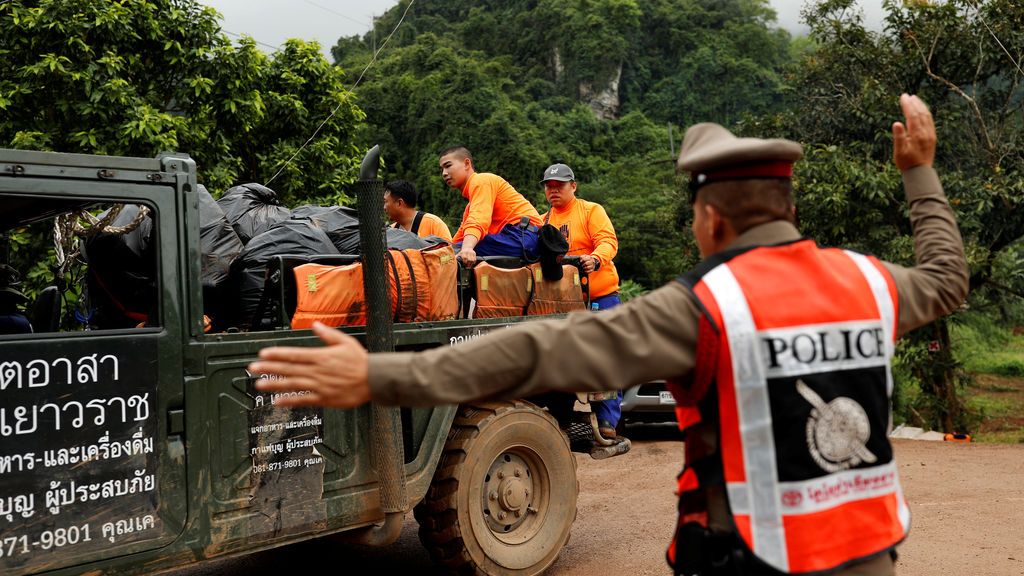 Comienzan las tareas de rescate de los 12 niños y su entrenador atrapados en la cueva de Tailandia