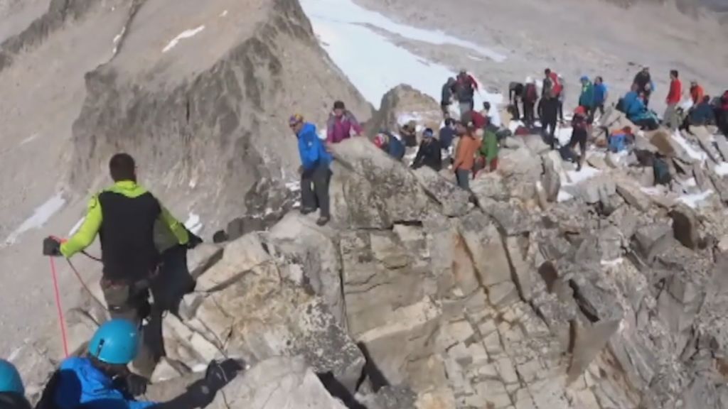 Atascos en los picos más altos de los Pirineos provocados por los turistas