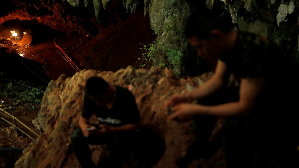 Dos semanas encerrados doce niños junto a su entrenador en la cueva de Tailandia