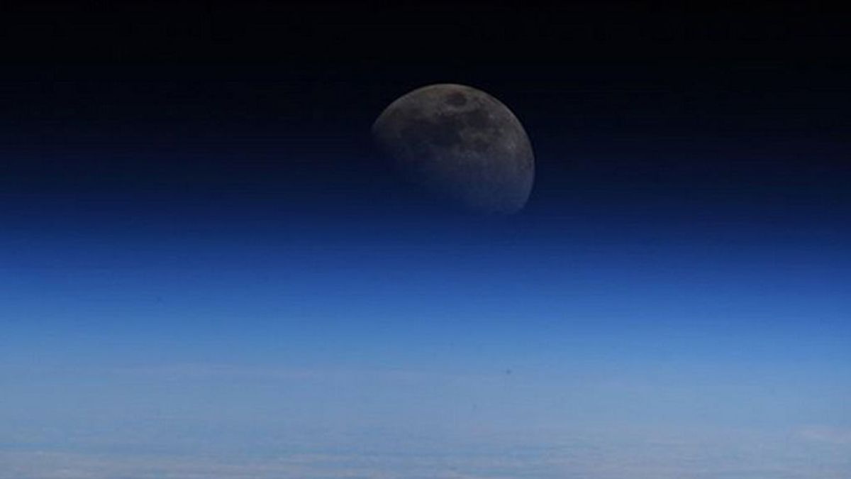 La NASA publica una imagen de la Luna desde la Estación Espacial Internacional que se convierte en viral