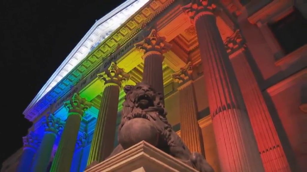 La bandera LGBTI tiñe la fachada del Congreso de los diputados