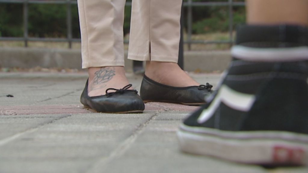 Defensa reconoce que hubo discriminación en el caso de la mujer apartada de una oposición por llevar un tatuaje