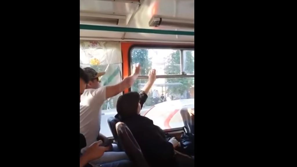 Un hombre y una mujer se enfrentan en un autobús por abrir y cerrar la ventana
