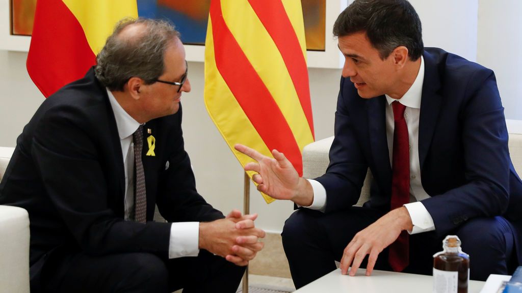 Torra obsequia al presidente del Gobierno con dos libros y un licor típico catalán