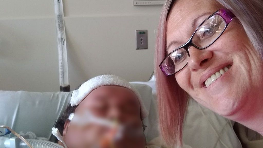 Despedida por quedarse cuidando de su hijo al que acaban de conectar a un soporte vital