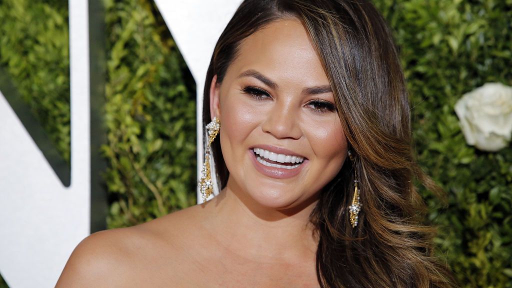 La respuesta de Chrissy Teigen a las críticas por dar de mamar en público