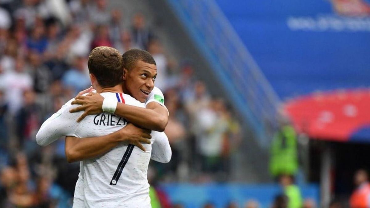 Antoine Griezmann abraza a Kylian Mbappé, tras anotar el segundo gol a la selección de Uruguay el 6 de julio de 2018 en el Mundial de Rusia.