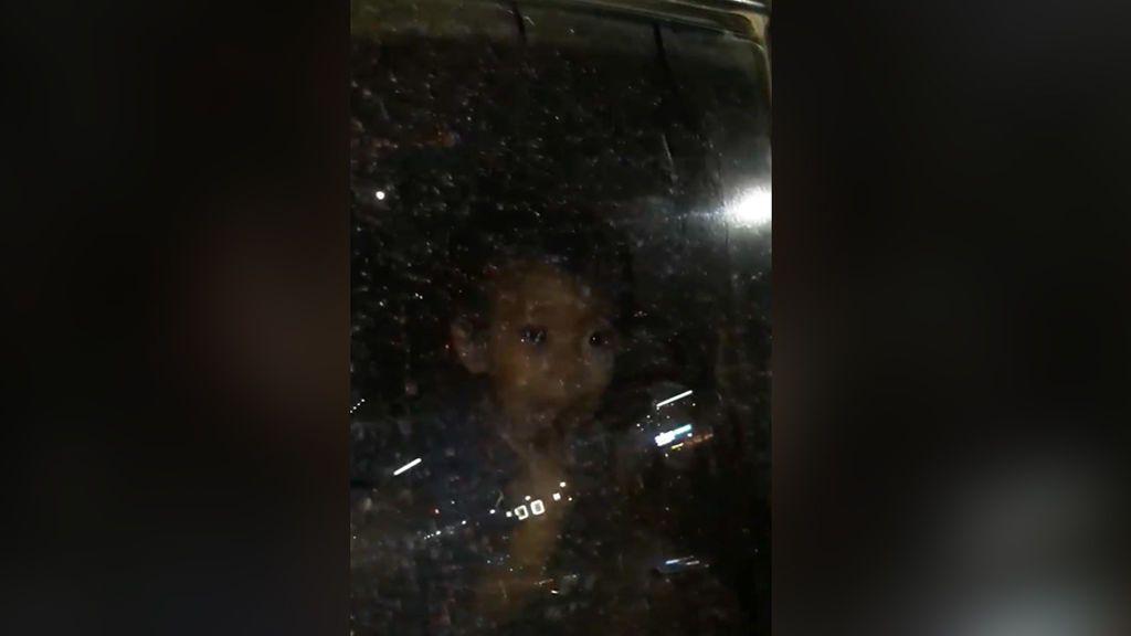 Descubre a un niño llorando desconsoladamente en el interior del coche en el que sus padres le dejaron encerrado