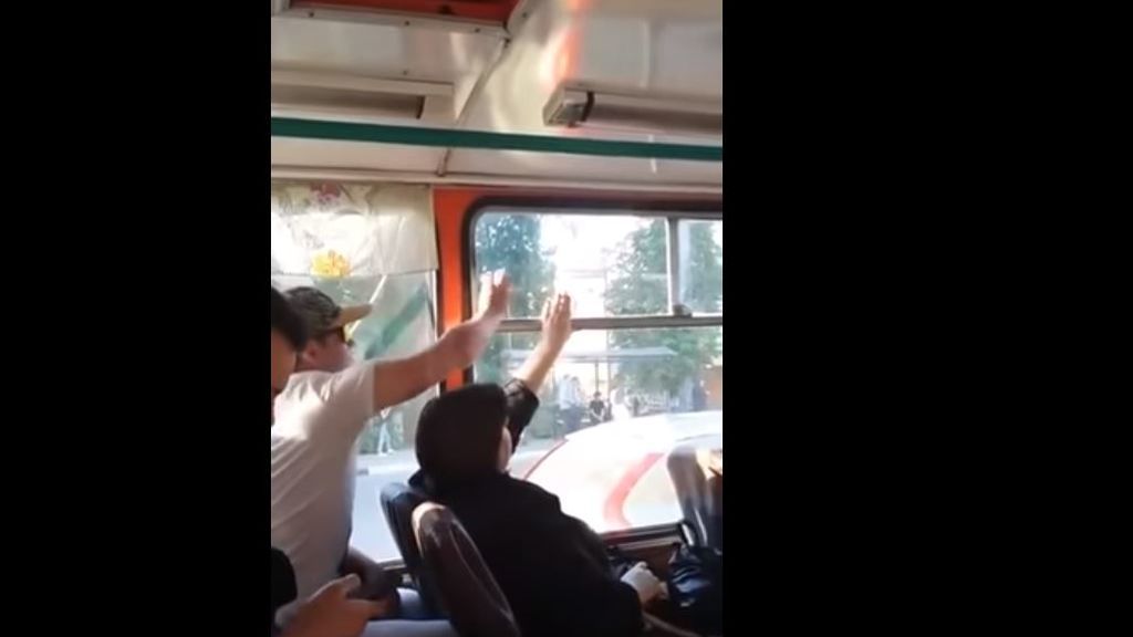 Dos pasajeros de un autobús se pelean por abrir y cerrar la ventana