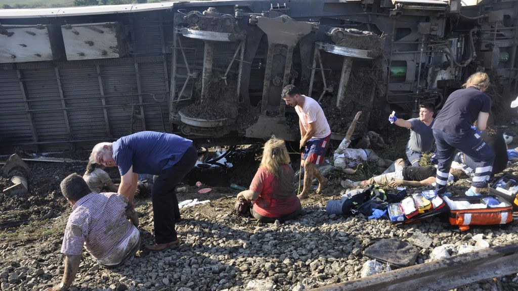 Mueren 24 personas en el descarrilamiento de un tren en Turquía